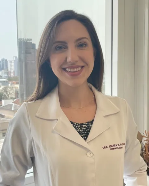 Dra. Andrea Worm Furtado, reumatologista